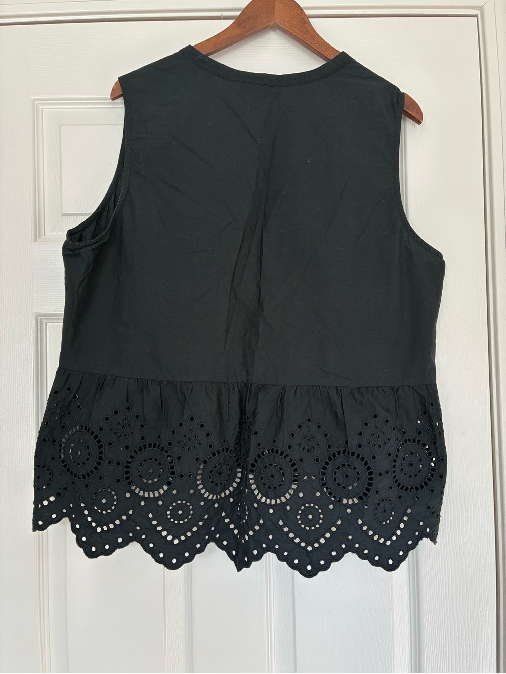 GAP Black Eyelet Hem Sleeveless V-Notch Camisole - Picture 2 of 4